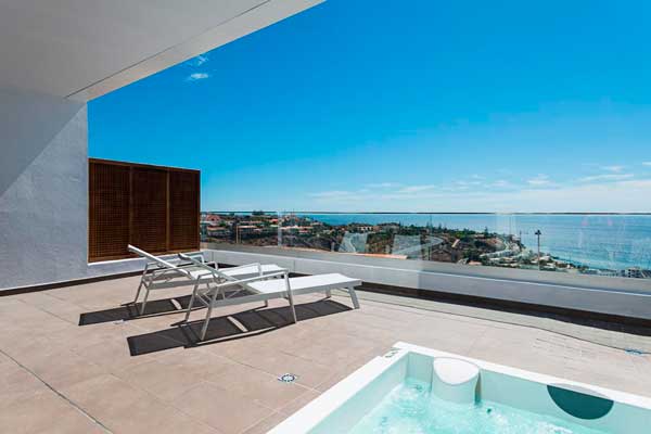 Hotel con jacuzzi privado en la terraza de la habitación en Gran Canaria con vistas al mar, Gloria Beach